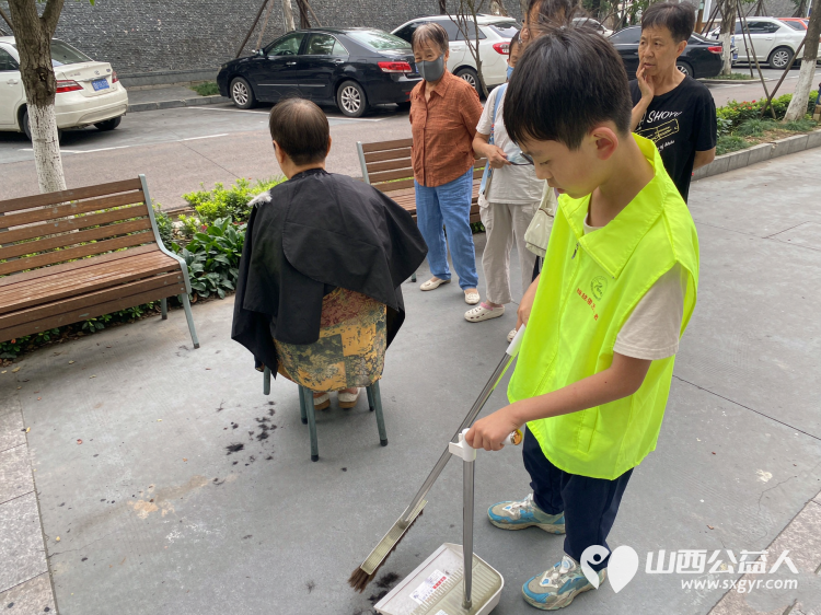 一把剪刀传温情｜晋城市绿丝带志愿者协会走进晋钢社区开展爱心义剪服务服务社区居民用手艺送温暖用行动传爱心 - 第16张