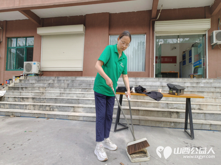 一把剪刀传温情｜晋城市绿丝带志愿者协会走进晋钢社区开展爱心义剪服务服务社区居民用手艺送温暖用行动传爱心 - 第13张