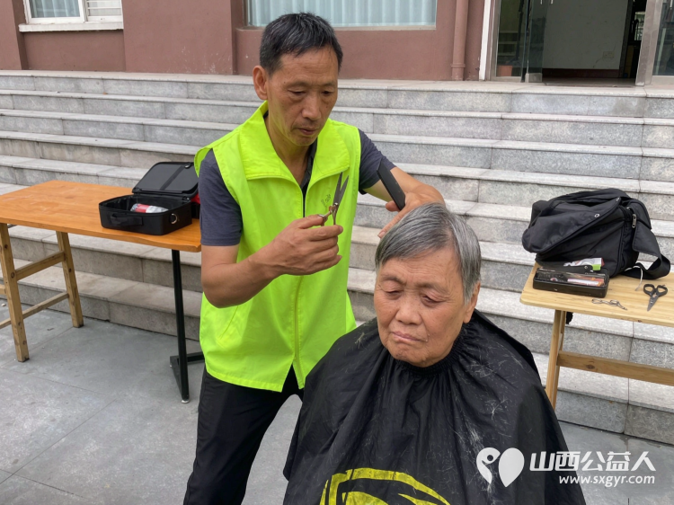 一把剪刀传温情｜晋城市绿丝带志愿者协会走进晋钢社区开展爱心义剪服务服务社区居民用手艺送温暖用行动传爱心 - 第11张