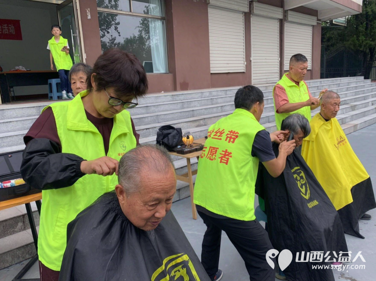 一把剪刀传温情｜晋城市绿丝带志愿者协会走进晋钢社区开展爱心义剪服务服务社区居民用手艺送温暖用行动传爱心 - 第5张