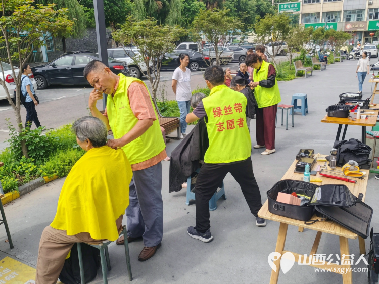 一把剪刀传温情｜晋城市绿丝带志愿者协会走进晋钢社区开展爱心义剪服务服务社区居民用手艺送温暖用行动传爱心 - 第6张