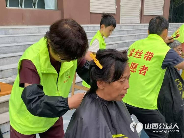 一把剪刀传温情｜晋城市绿丝带志愿者协会走进晋钢社区开展爱心义剪服务服务社区居民用手艺送温暖用行动传爱心 - 第7张