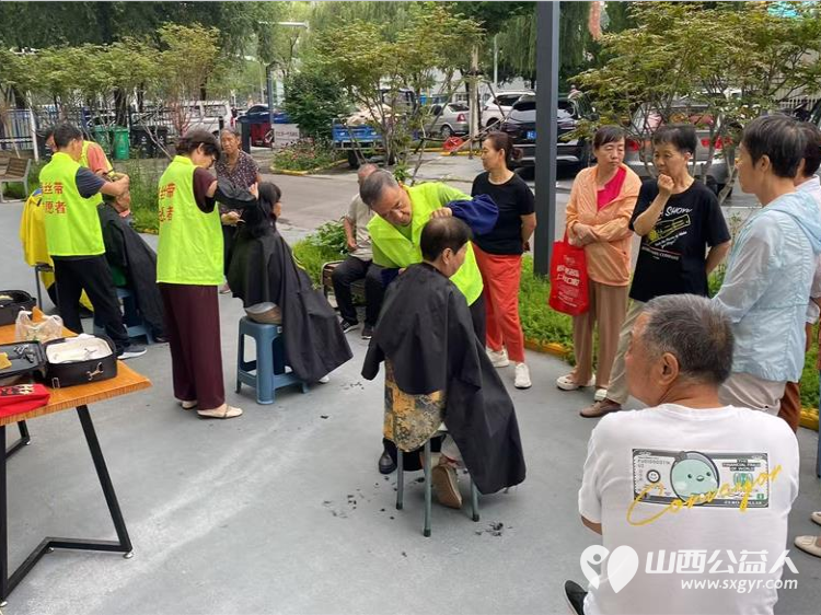 一把剪刀传温情｜晋城市绿丝带志愿者协会走进晋钢社区开展爱心义剪服务服务社区居民用手艺送温暖用行动传爱心 - 第3张