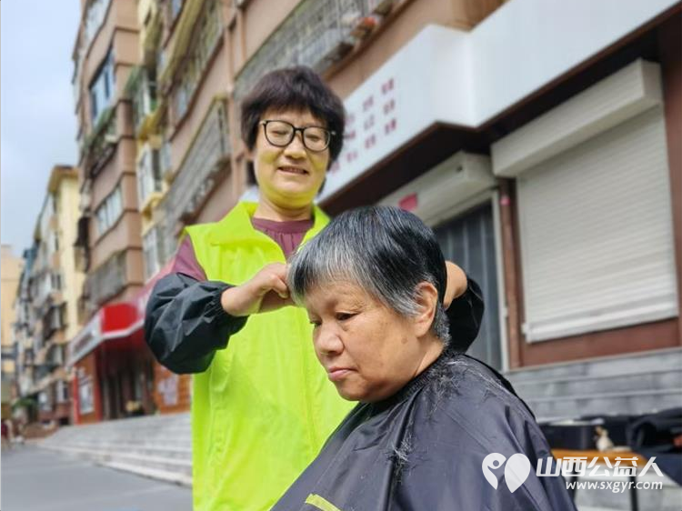 一把剪刀传温情｜晋城市绿丝带志愿者协会走进晋钢社区开展爱心义剪服务服务社区居民用手艺送温暖用行动传爱心 - 第14张