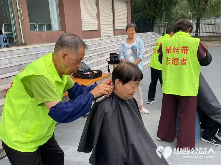 一把剪刀传温情｜晋城市绿丝带志愿者协会走进晋钢社区开展爱心义剪服务服务社区居民用手艺送温暖用行动传爱心 - 第9张