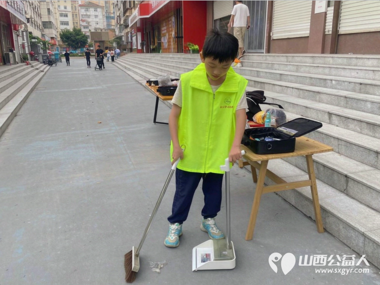 一把剪刀传温情｜晋城市绿丝带志愿者协会走进晋钢社区开展爱心义剪服务服务社区居民用手艺送温暖用行动传爱心 - 第15张