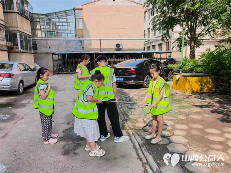 小手践行文明守护美好家园|文水县爱心帮扶志愿者协会组织青少年环保志愿服务实践活动开展社区垃圾清理环保志愿服务清理各类卫生死角 - 第2张 - 山西公益人 小手践行文明守护美好家园|文水县爱心帮扶志愿者协会组织青少年环保志愿服务实践活动开展社区垃圾清理环保志愿服务清理各类卫生死角 - 第2张