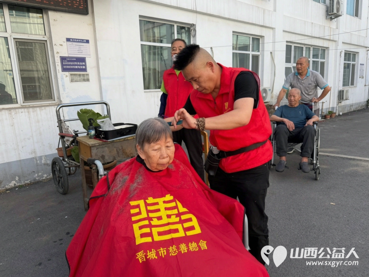 义剪暖空巢七年坚守一把剪刀剪出人间大爱----晋城市慈善总会义剪暖空巢流动志愿服务站走进泽州县川底敬老院为老人们免费理发服务偏远农村空巢老人 - 第4张