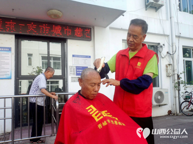 义剪暖空巢七年坚守一把剪刀剪出人间大爱----晋城市慈善总会义剪暖空巢流动志愿服务站走进泽州县川底敬老院为老人们免费理发服务偏远农村空巢老人 - 第3张