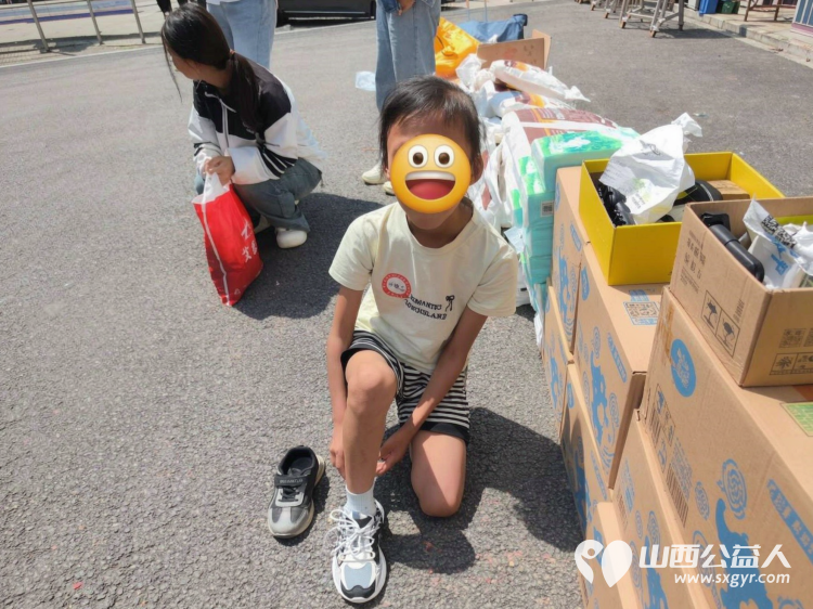 太原市龙城义工协会给五台县石咀村爱心物资发放顺利完成募集的衣物鞋子书籍和玩具已经送到乡亲们手中感谢志愿者们每一份沉甸甸的善意 - 第5张