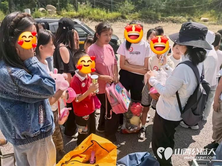 太原市龙城义工协会给五台县石咀村爱心物资发放顺利完成募集的衣物鞋子书籍和玩具已经送到乡亲们手中感谢志愿者们每一份沉甸甸的善意 - 第1张