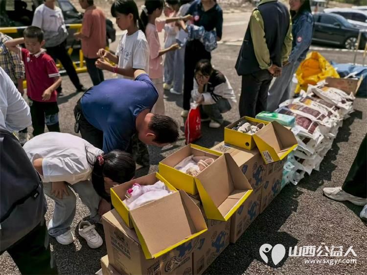 太原市龙城义工协会给五台县石咀村爱心物资发放顺利完成募集的衣物鞋子书籍和玩具已经送到乡亲们手中感谢志愿者们每一份沉甸甸的善意 - 第6张