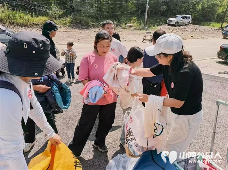 太原市龙城义工协会给五台县石咀村爱心物资发放顺利完成募集的衣物鞋子书籍和玩具已经送到乡亲们手中感谢志愿者们每一份沉甸甸的善意 - 第8张