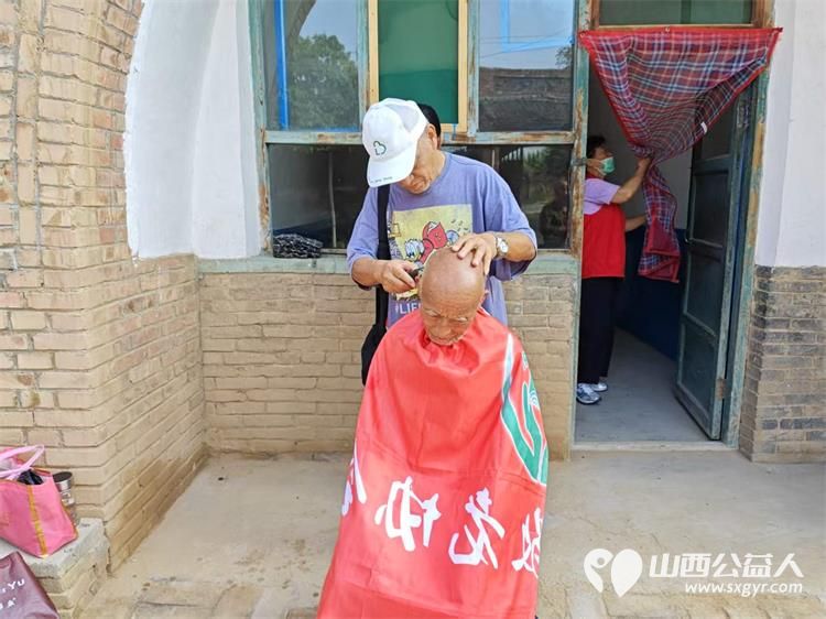 介休市敬老协会组织志愿者走进绵山镇大靳村入户探访82岁宋启胜老人家中为老人打扫室内外卫生理发做饭包饺子用贴心志愿服务传递敬老爱老的温暖力量 - 第5张 - 山西公益人 介休市敬老协会组织志愿者走进绵山镇大靳村入户探访82岁宋启胜老人家中为老人打扫室内外卫生理发做饭包饺子用贴心志愿服务传递敬老爱老的温暖力量 - 第5张