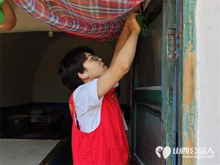 介休市敬老协会组织志愿者走进绵山镇大靳村入户探访82岁宋启胜老人家中为老人打扫室内外卫生理发做饭包饺子用贴心志愿服务传递敬老爱老的温暖力量 - 第10张 - 山西公益人 介休市敬老协会组织志愿者走进绵山镇大靳村入户探访82岁宋启胜老人家中为老人打扫室内外卫生理发做饭包饺子用贴心志愿服务传递敬老爱老的温暖力量 - 第10张