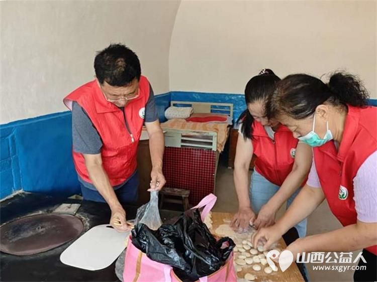 介休市敬老协会组织志愿者走进绵山镇大靳村入户探访82岁宋启胜老人家中为老人打扫室内外卫生理发做饭包饺子用贴心志愿服务传递敬老爱老的温暖力量 - 第8张 - 山西公益人 介休市敬老协会组织志愿者走进绵山镇大靳村入户探访82岁宋启胜老人家中为老人打扫室内外卫生理发做饭包饺子用贴心志愿服务传递敬老爱老的温暖力量 - 第8张