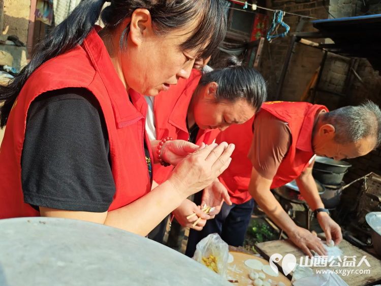 介休市敬老协会志愿者走进绵山镇常乐村88岁乔玉琪(现居住董家庄)老人家中为老人打扫室内外卫生做饭包饺子一场敬老志愿行一次贴心陪伴 - 第5张 - 山西公益人 介休市敬老协会志愿者走进绵山镇常乐村88岁乔玉琪(现居住董家庄)老人家中为老人打扫室内外卫生做饭包饺子一场敬老志愿行一次贴心陪伴 - 第5张