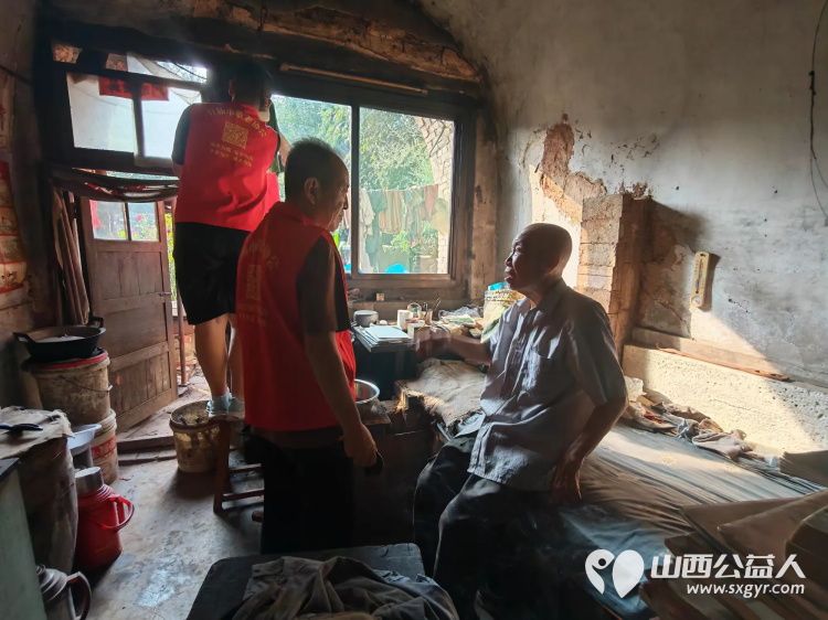 介休市敬老协会志愿者走进绵山镇常乐村88岁乔玉琪(现居住董家庄)老人家中为老人打扫室内外卫生做饭包饺子一场敬老志愿行一次贴心陪伴 - 第2张 - 山西公益人 介休市敬老协会志愿者走进绵山镇常乐村88岁乔玉琪(现居住董家庄)老人家中为老人打扫室内外卫生做饭包饺子一场敬老志愿行一次贴心陪伴 - 第2张