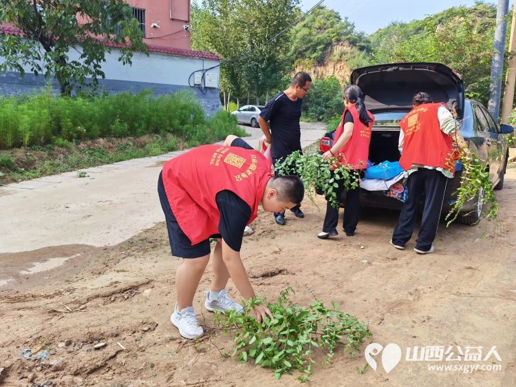 介休市敬老协会志愿者走进绵山镇常乐村88岁乔玉琪(现居住董家庄)老人家中为老人打扫室内外卫生做饭包饺子一场敬老志愿行一次贴心陪伴 - 第10张 - 山西公益人 介休市敬老协会志愿者走进绵山镇常乐村88岁乔玉琪(现居住董家庄)老人家中为老人打扫室内外卫生做饭包饺子一场敬老志愿行一次贴心陪伴 - 第10张