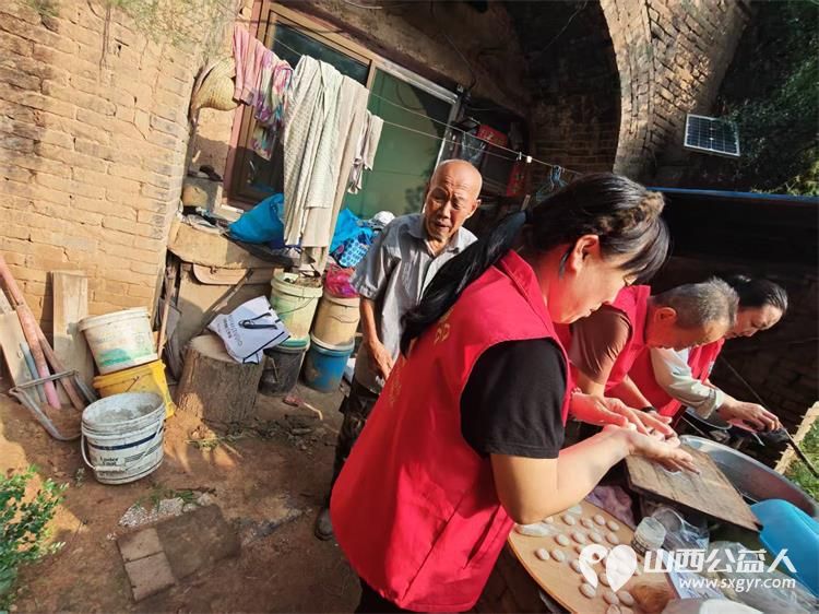 介休市敬老协会志愿者走进绵山镇常乐村88岁乔玉琪(现居住董家庄)老人家中为老人打扫室内外卫生做饭包饺子一场敬老志愿行一次贴心陪伴 - 第6张 - 山西公益人 介休市敬老协会志愿者走进绵山镇常乐村88岁乔玉琪(现居住董家庄)老人家中为老人打扫室内外卫生做饭包饺子一场敬老志愿行一次贴心陪伴 - 第6张