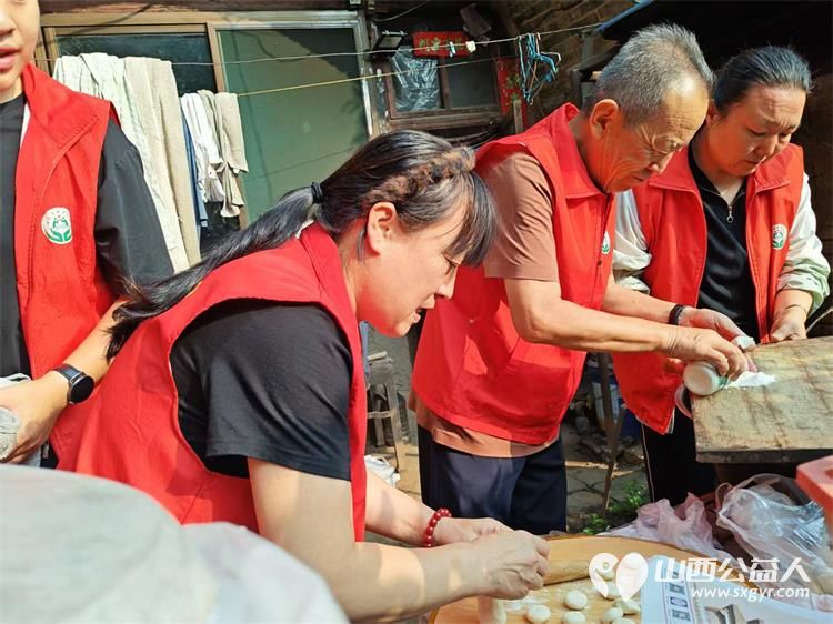 介休市敬老协会志愿者走进绵山镇常乐村88岁乔玉琪(现居住董家庄)老人家中为老人打扫室内外卫生做饭包饺子一场敬老志愿行一次贴心陪伴 - 第7张 - 山西公益人 介休市敬老协会志愿者走进绵山镇常乐村88岁乔玉琪(现居住董家庄)老人家中为老人打扫室内外卫生做饭包饺子一场敬老志愿行一次贴心陪伴 - 第7张