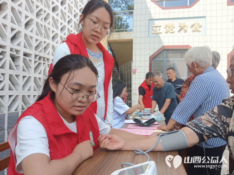 情暖南河服务便民----上党区义工协会走进西火镇南河村开展志愿服务活动向南河村居民提供民政政策宣传免费义诊和理发服务将志愿服务工作延伸到居民门口 - 第32张