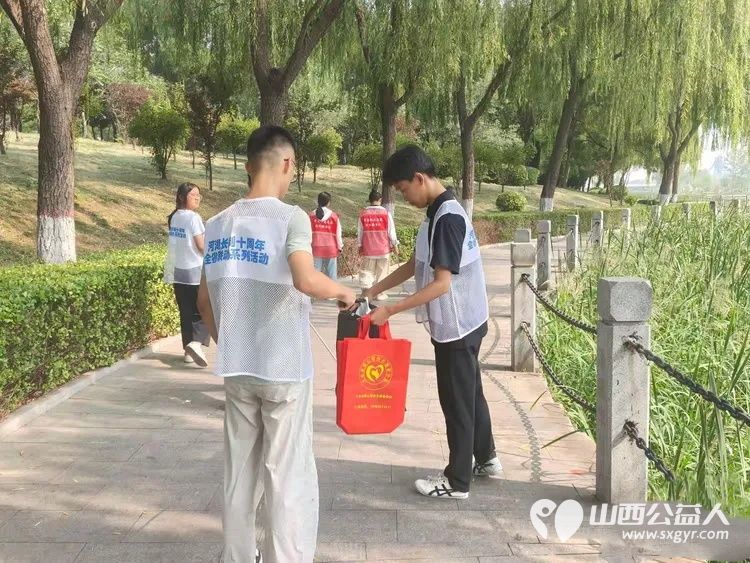 十年守护幸福晋享爱河护河践初心|文水县爱心帮扶志愿者协会举办河湖长制环保志愿服务实践活动前往文峪河沿岸捡拾河滩绿化带步道边角遗留的白色垃圾与杂物 - 第5张 - 山西公益人 十年守护幸福晋享爱河护河践初心|文水县爱心帮扶志愿者协会举办河湖长制环保志愿服务实践活动前往文峪河沿岸捡拾河滩绿化带步道边角遗留的白色垃圾与杂物 - 第5张