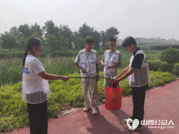 十年守护幸福晋享爱河护河践初心|文水县爱心帮扶志愿者协会举办河湖长制环保志愿服务实践活动前往文峪河沿岸捡拾河滩绿化带步道边角遗留的白色垃圾与杂物 - 第9张 - 山西公益人 十年守护幸福晋享爱河护河践初心|文水县爱心帮扶志愿者协会举办河湖长制环保志愿服务实践活动前往文峪河沿岸捡拾河滩绿化带步道边角遗留的白色垃圾与杂物 - 第9张