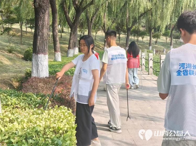 十年守护幸福晋享爱河护河践初心|文水县爱心帮扶志愿者协会举办河湖长制环保志愿服务实践活动前往文峪河沿岸捡拾河滩绿化带步道边角遗留的白色垃圾与杂物 - 第6张 - 山西公益人 十年守护幸福晋享爱河护河践初心|文水县爱心帮扶志愿者协会举办河湖长制环保志愿服务实践活动前往文峪河沿岸捡拾河滩绿化带步道边角遗留的白色垃圾与杂物 - 第6张