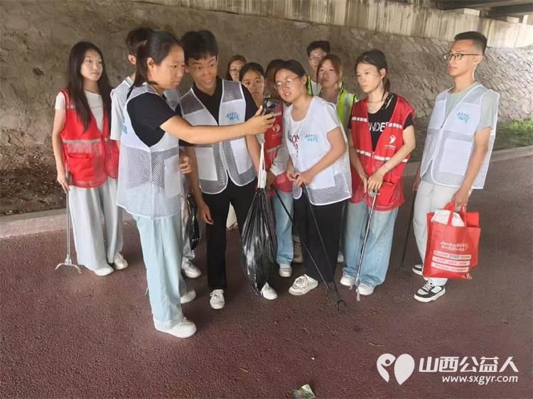十年守护幸福晋享爱河护河践初心|文水县爱心帮扶志愿者协会举办河湖长制环保志愿服务实践活动前往文峪河沿岸捡拾河滩绿化带步道边角遗留的白色垃圾与杂物 - 第2张 - 山西公益人 十年守护幸福晋享爱河护河践初心|文水县爱心帮扶志愿者协会举办河湖长制环保志愿服务实践活动前往文峪河沿岸捡拾河滩绿化带步道边角遗留的白色垃圾与杂物 - 第2张