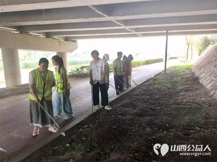 十年守护幸福晋享爱河护河践初心|文水县爱心帮扶志愿者协会举办河湖长制环保志愿服务实践活动前往文峪河沿岸捡拾河滩绿化带步道边角遗留的白色垃圾与杂物 - 第7张 - 山西公益人 十年守护幸福晋享爱河护河践初心|文水县爱心帮扶志愿者协会举办河湖长制环保志愿服务实践活动前往文峪河沿岸捡拾河滩绿化带步道边角遗留的白色垃圾与杂物 - 第7张
