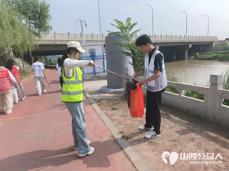 十年守护幸福晋享爱河护河践初心|文水县爱心帮扶志愿者协会举办河湖长制环保志愿服务实践活动前往文峪河沿岸捡拾河滩绿化带步道边角遗留的白色垃圾与杂物 - 第10张 - 山西公益人 十年守护幸福晋享爱河护河践初心|文水县爱心帮扶志愿者协会举办河湖长制环保志愿服务实践活动前往文峪河沿岸捡拾河滩绿化带步道边角遗留的白色垃圾与杂物 - 第10张
