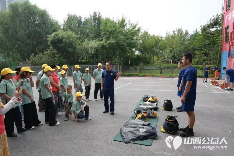 太原市老黄视界爱心公益群为岚县贫困学子赴太原开展研学活动这是第四季我们组织孩子们走进消防特警支队近距离学习应急避险安全防护知识走进太原植物园感受自然生机拓宽眼界见识让研学之旅收获满满 - 第10张 - 山西公益人 太原市老黄视界爱心公益群为岚县贫困学子赴太原开展研学活动这是第四季我们组织孩子们走进消防特警支队近距离学习应急避险安全防护知识走进太原植物园感受自然生机拓宽眼界见识让研学之旅收获满满 - 第10张