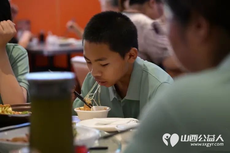 太原市老黄视界爱心公益群为岚县贫困学子赴太原开展研学活动这是第四季我们组织孩子们走进消防特警支队近距离学习应急避险安全防护知识走进太原植物园感受自然生机拓宽眼界见识让研学之旅收获满满 - 第32张 - 山西公益人 太原市老黄视界爱心公益群为岚县贫困学子赴太原开展研学活动这是第四季我们组织孩子们走进消防特警支队近距离学习应急避险安全防护知识走进太原植物园感受自然生机拓宽眼界见识让研学之旅收获满满 - 第32张