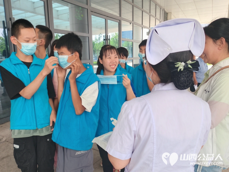 让爱行走一次特别的医院开放日----朔州市大医院组织朔州市慧恩尚德乐机构的残障儿童参观访问朔州市大医院医生志愿者告诉他们疾病是可以改善的康复是有希望的 - 第3张