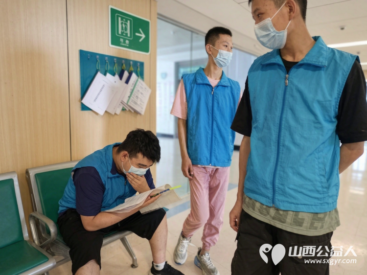 让爱行走一次特别的医院开放日----朔州市大医院组织朔州市慧恩尚德乐机构的残障儿童参观访问朔州市大医院医生志愿者告诉他们疾病是可以改善的康复是有希望的 - 第13张
