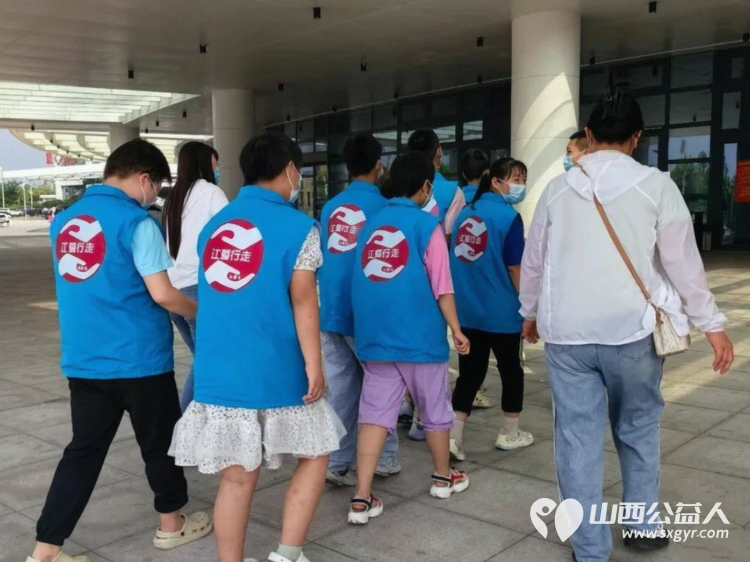 让爱行走一次特别的医院开放日----朔州市大医院组织朔州市慧恩尚德乐机构的残障儿童参观访问朔州市大医院医生志愿者告诉他们疾病是可以改善的康复是有希望的 - 第7张