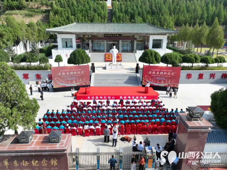 用爱铺就求学路用心点亮成才梦----石楼县举行2026晋绥情·阳光助学公益活动救助家庭经济困难的学生每人5000元资助总金额共60万元其中15万元来自本地爱心企业10万元来自香港爱心企业 - 第2张