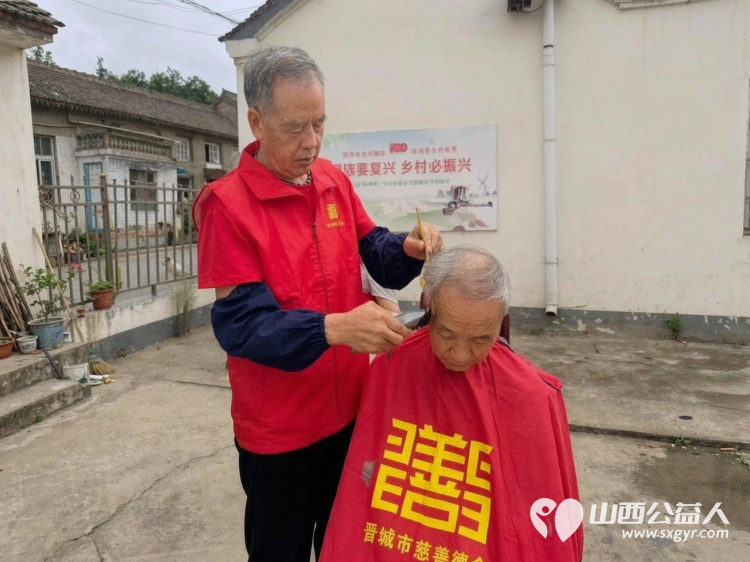 缘起一人爱盈全村----晋城市慈善总会“义剪暖空巢”流动志愿服务站走进柳树口镇中村和东下村为留守的空巢老人免费理发本次活动还得到了爱心企业“围辣小火锅～华街左岸店”的暖心赞助 - 第4张