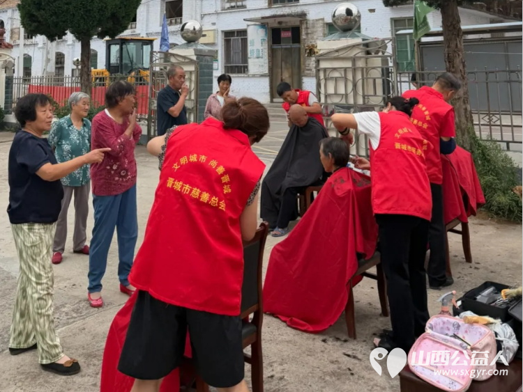 缘起一人爱盈全村----晋城市慈善总会“义剪暖空巢”流动志愿服务站走进柳树口镇中村和东下村为留守的空巢老人免费理发本次活动还得到了爱心企业“围辣小火锅～华街左岸店”的暖心赞助 - 第3张