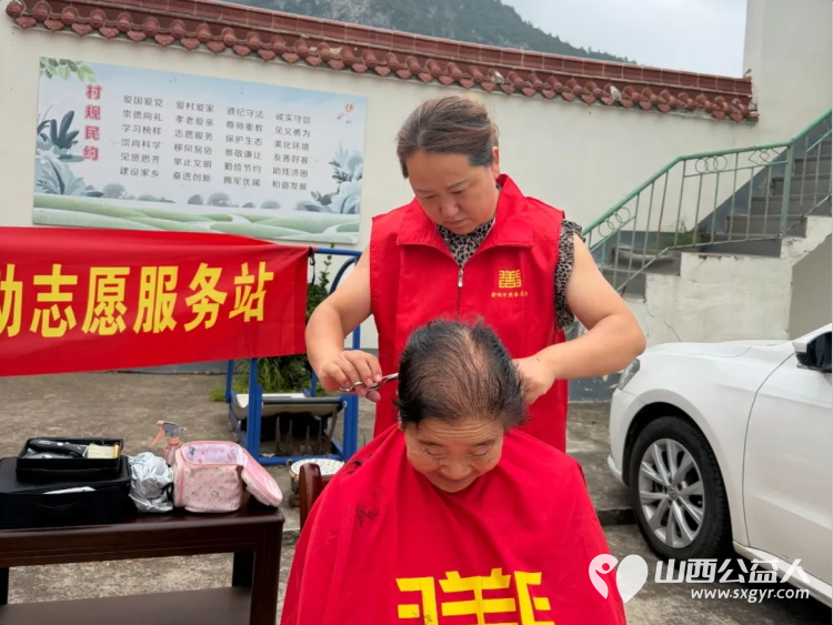 缘起一人爱盈全村----晋城市慈善总会“义剪暖空巢”流动志愿服务站走进柳树口镇中村和东下村为留守的空巢老人免费理发本次活动还得到了爱心企业“围辣小火锅～华街左岸店”的暖心赞助 - 第6张