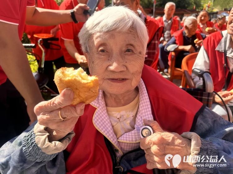八月生辰喜相逢 | 太原市比家美慈爱养护院为八月生日的长辈们筹备的集体生日会暖到心坎里祝所有八月过生日的老人们福寿安康 - 第7张