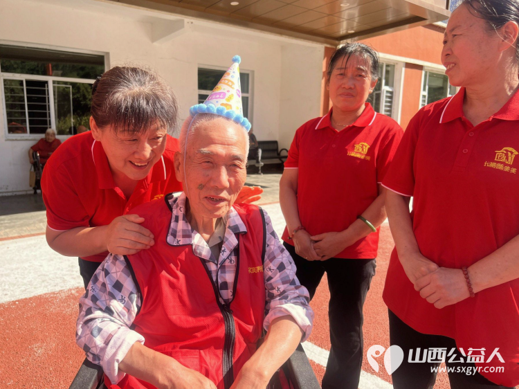 八月生辰喜相逢 | 太原市比家美慈爱养护院为八月生日的长辈们筹备的集体生日会暖到心坎里祝所有八月过生日的老人们福寿安康 - 第9张