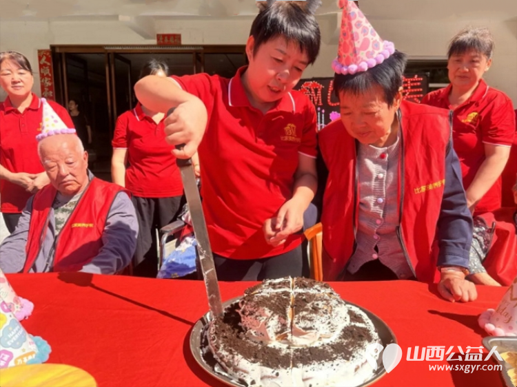 八月生辰喜相逢 | 太原市比家美慈爱养护院为八月生日的长辈们筹备的集体生日会暖到心坎里祝所有八月过生日的老人们福寿安康 - 第3张