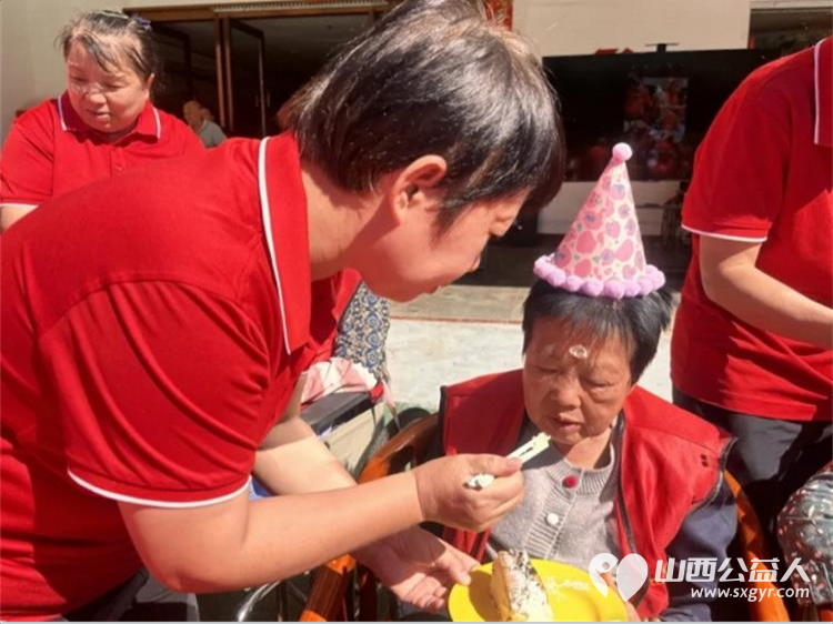 八月生辰喜相逢 | 太原市比家美慈爱养护院为八月生日的长辈们筹备的集体生日会暖到心坎里祝所有八月过生日的老人们福寿安康 - 第4张