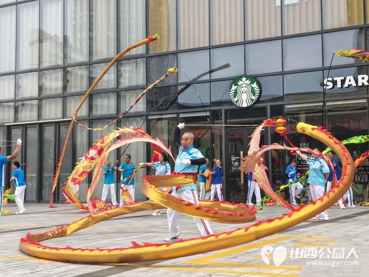 不忘初心跟党走携手争做排头兵----太原市广场舞协会组织500名健身爱好者齐聚太原市万柏林区吾悦广场开展了一场主题党日活动把全民健身的热乎气种进这片商圈的烟火里 - 第6张