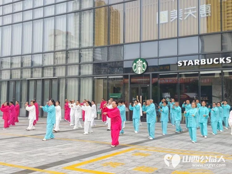 不忘初心跟党走携手争做排头兵----太原市广场舞协会组织500名健身爱好者齐聚太原市万柏林区吾悦广场开展了一场主题党日活动把全民健身的热乎气种进这片商圈的烟火里 - 第12张