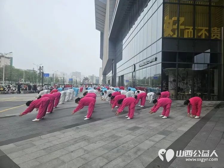 不忘初心跟党走携手争做排头兵----太原市广场舞协会组织500名健身爱好者齐聚太原市万柏林区吾悦广场开展了一场主题党日活动把全民健身的热乎气种进这片商圈的烟火里 - 第11张