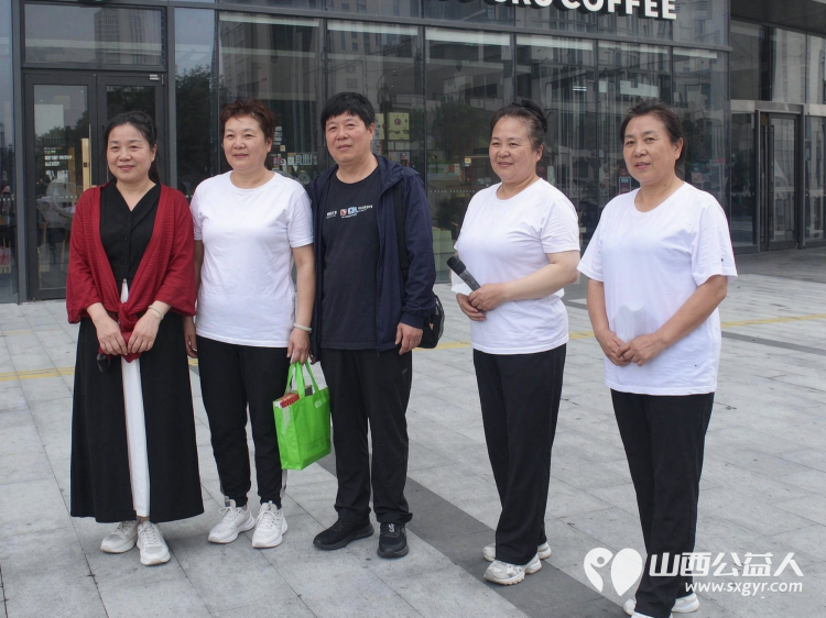 不忘初心跟党走携手争做排头兵----太原市广场舞协会组织500名健身爱好者齐聚太原市万柏林区吾悦广场开展了一场主题党日活动把全民健身的热乎气种进这片商圈的烟火里 - 第28张