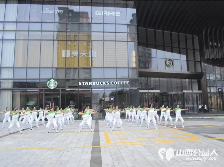 不忘初心跟党走携手争做排头兵----太原市广场舞协会组织500名健身爱好者齐聚太原市万柏林区吾悦广场开展了一场主题党日活动把全民健身的热乎气种进这片商圈的烟火里 - 第7张